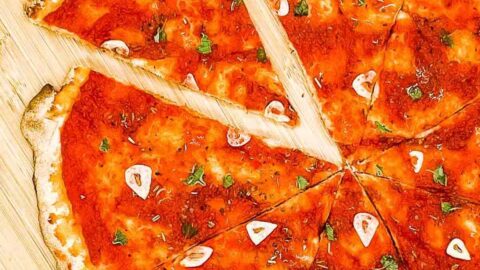 Homemade Classic Marinara Pizza: A Delicious Treat Even for Kitchen Beginners